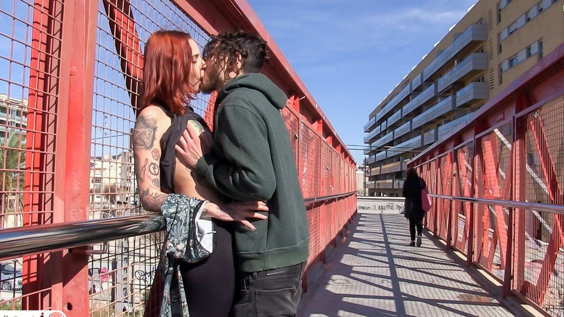 17P Garota espanhola tatuada e sacanagem mostra peitos pequenos ao ar livre