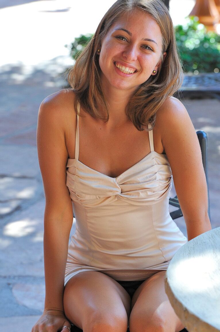 16P Süßes brünettes Stutfohlen zieht ihr sexy Kleid aus, um ihren heißen Körper zu enthüllen