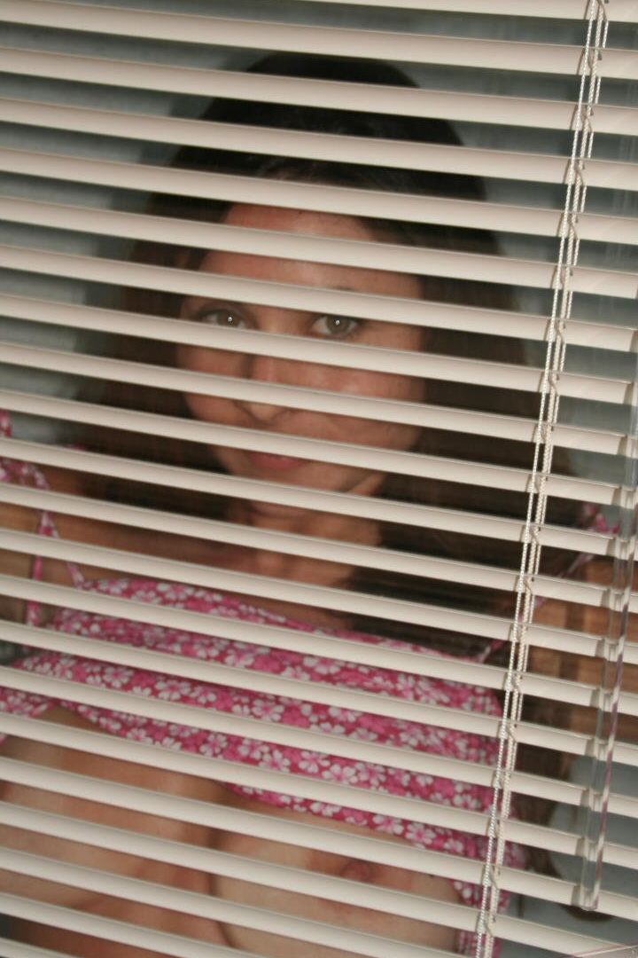 16P Ashton, amateur aux gros seins, doigte sa chatte mouillée pendant une action en gros plan une fois nue