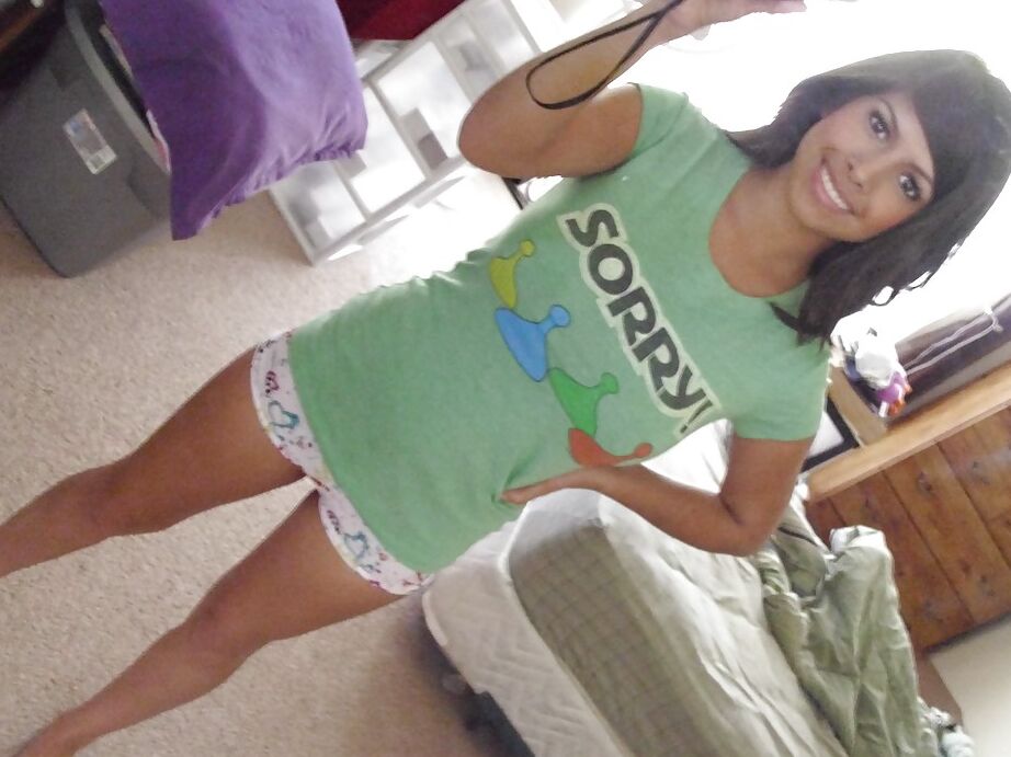 16P Layla Rose, amateur latina coquine, dévoile ses grosses canettes et sa chatte rasée.