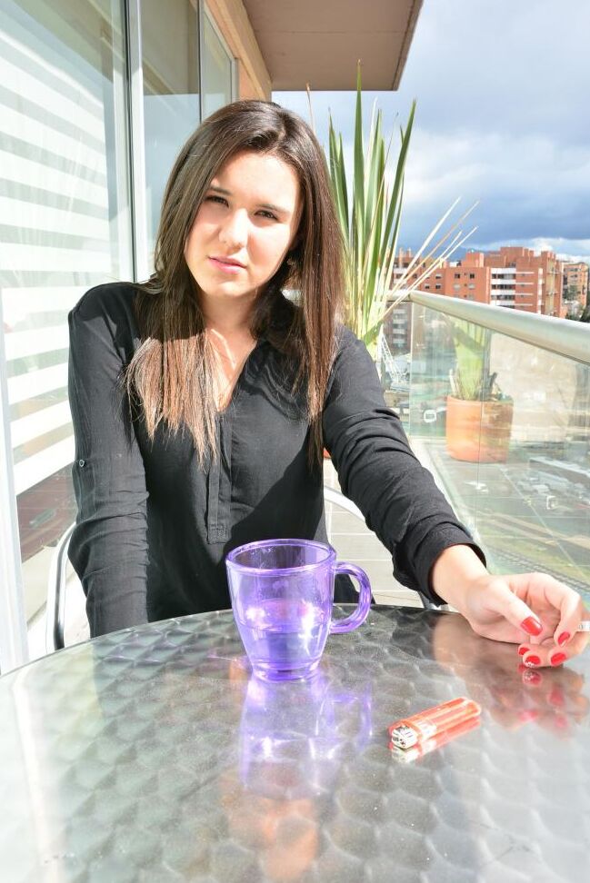 21P Une belle adolescente latina se déshabille pour montrer ses seins naturels