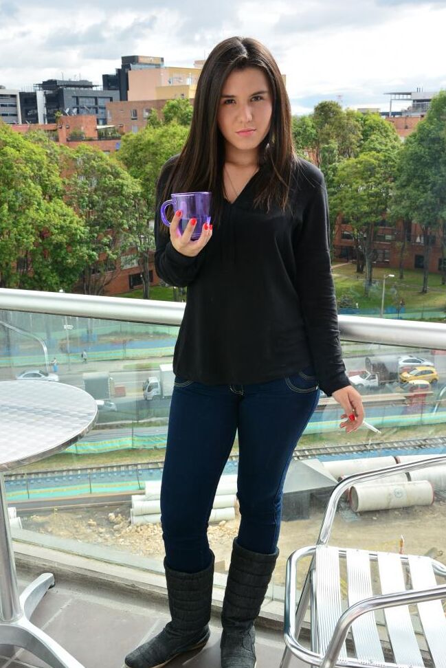 21P Une belle adolescente latina se déshabille pour montrer ses seins naturels