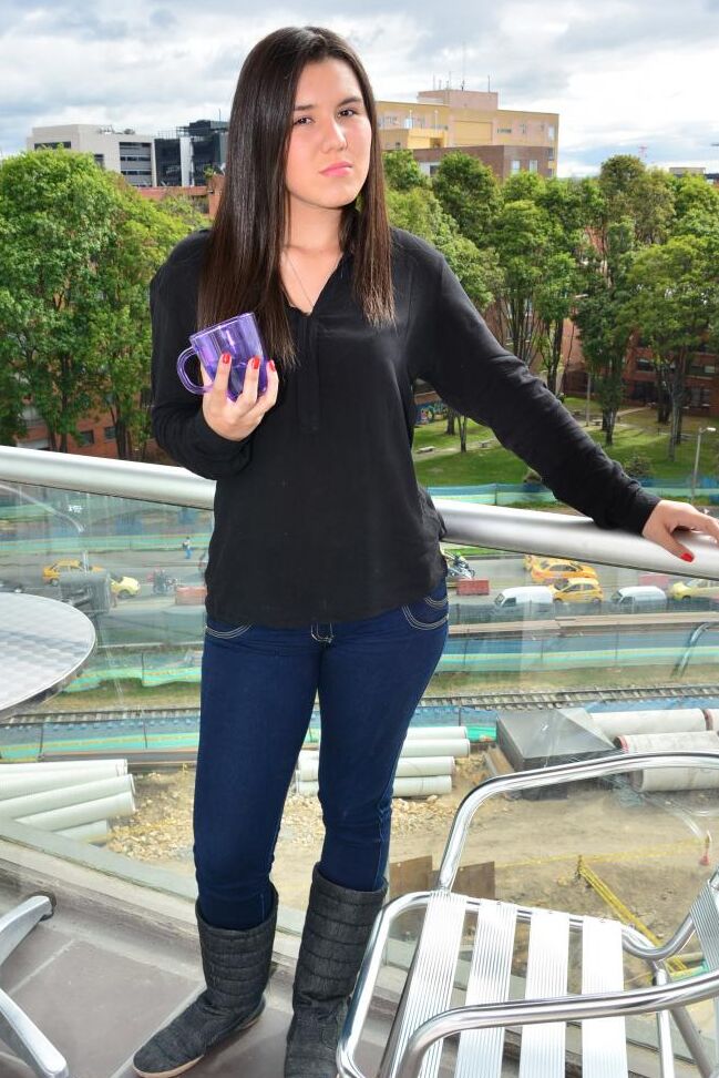21P Une belle adolescente latina se déshabille pour montrer ses seins naturels