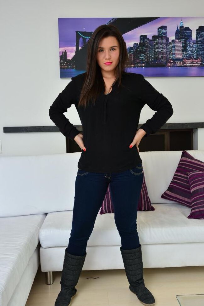 21P Une belle adolescente latina se déshabille pour montrer ses seins naturels