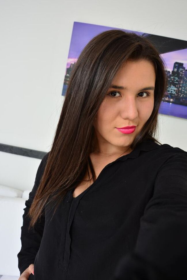 21P Une belle adolescente latina se déshabille pour montrer ses seins naturels