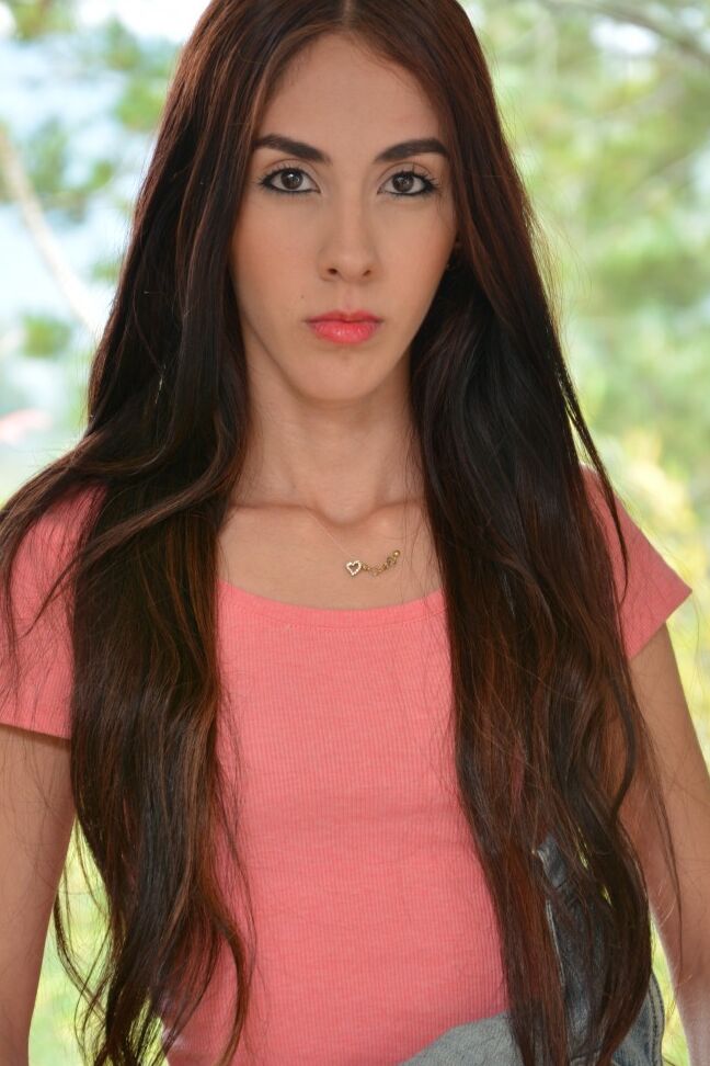17P A adolescente latina magra Luisa Castillo exibe seus peitos pequenos e boceta raspada