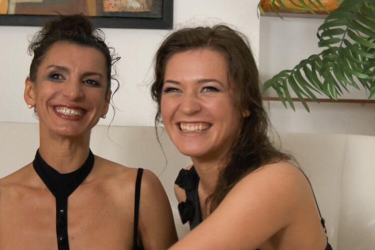 15P Mujeres lesbianas participan en juego anal extremo mientras tienen sexo