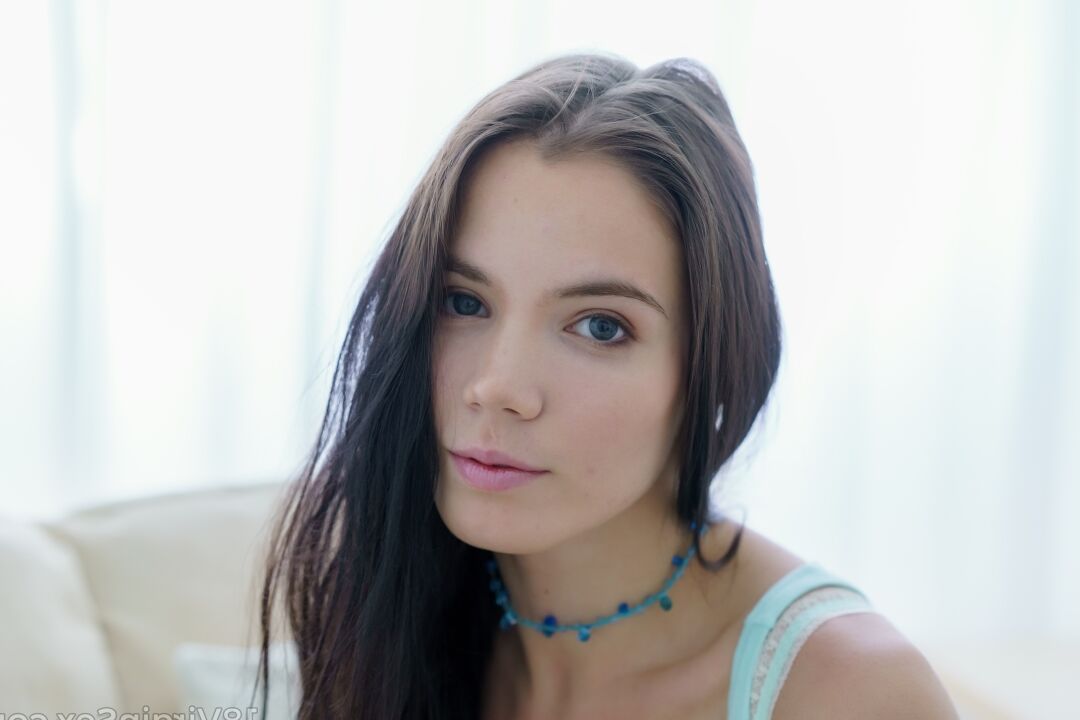 16P Playful babe plays with her round bottom and big boobs to make her pussy