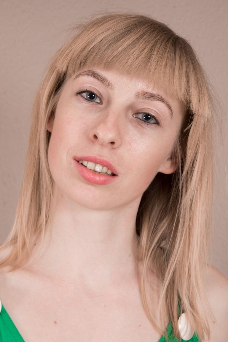 16P La modelo amateur Natinella tira bien de sus labios vaginales mostrando su arbusto
