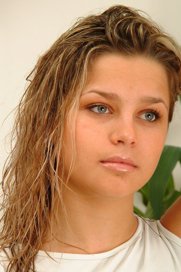 16P Rubia amateur bien apilada en jeans azules desnudándose y exponiendo su coño