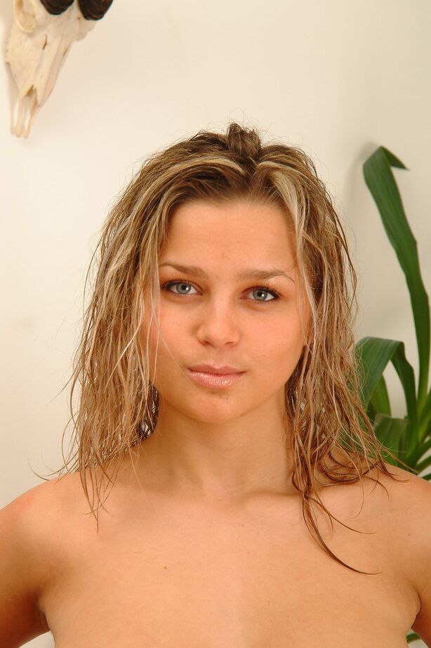16P Rubia amateur bien apilada en jeans azules desnudándose y exponiendo su coño