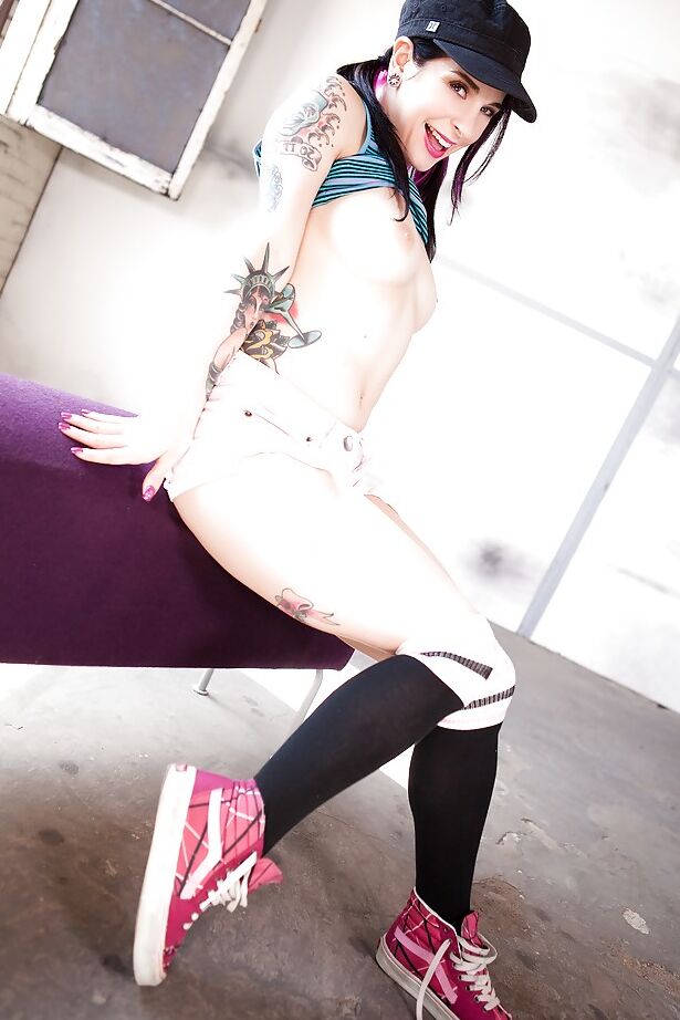 16P Milf perigosa com tatuagens gostosas Joanna Angel bate na bunda com um brinquedo