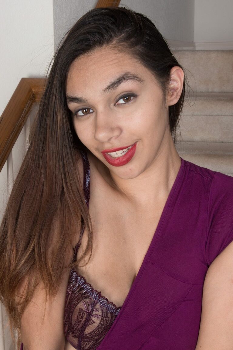 18P Saggy boobed Latina Victoria Marie revela sua vagina peluda na escada