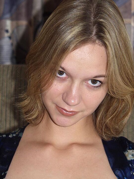 16P 初めての炎の指は、ランジェリーを脱いだ後、彼女のトリミングされた猫を広げます