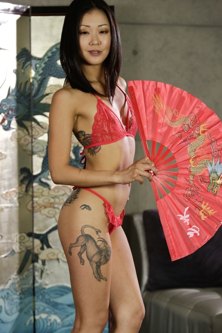 Der 17P magere asiatische Pornostar Saya Song zieht sich aus und posiert mit einem Buttplug in ihrem Loch