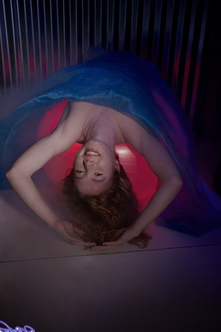 21P La pelirroja tetona Nicki Blue se quita las bragas