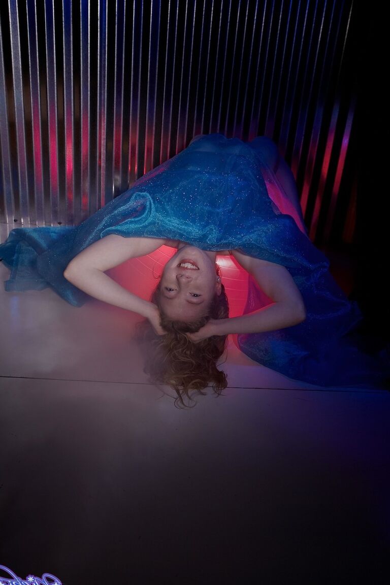 21P La pelirroja tetona Nicki Blue se quita las bragas