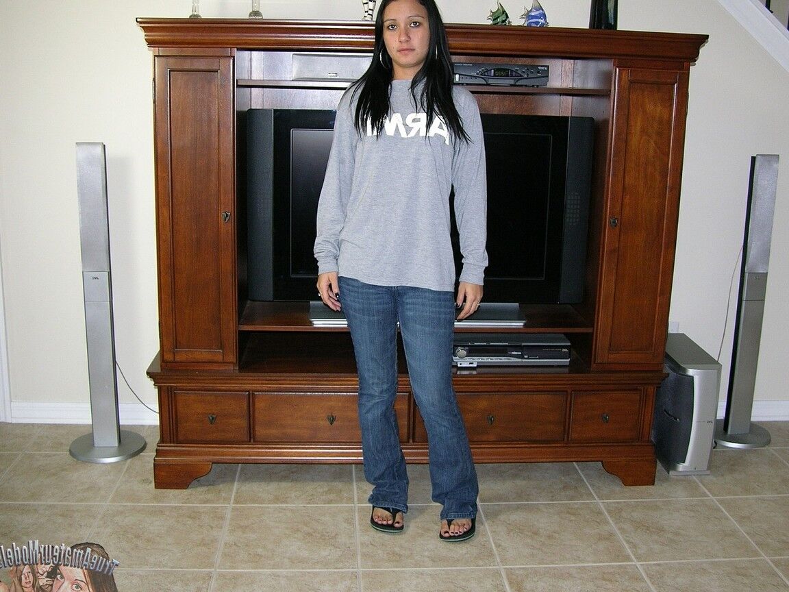 17P Adolescente filipina expone su culo desnudo y su coño afeitado por primera vez