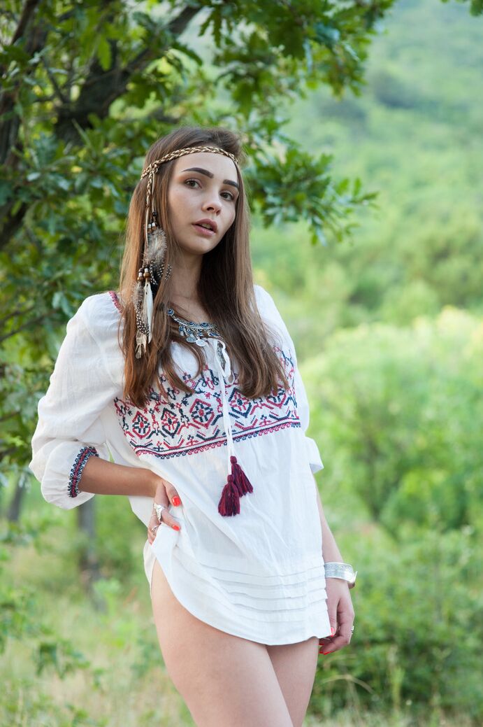 18P La joven hippie Elis se desnuda al aire libre sobre una manta para posar desnuda