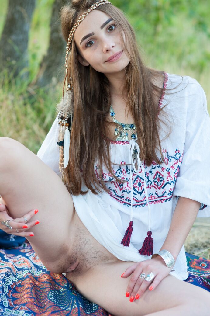 18P La joven hippie Elis se desnuda al aire libre sobre una manta para posar desnuda