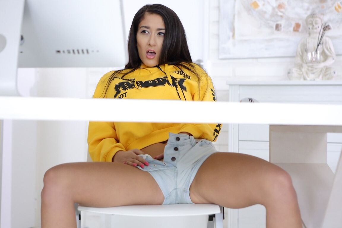 16P Die vollbusige Teenagerin Darcia Lee lässt sich beim harten Sex auf dem Sofa an den Haaren ziehen