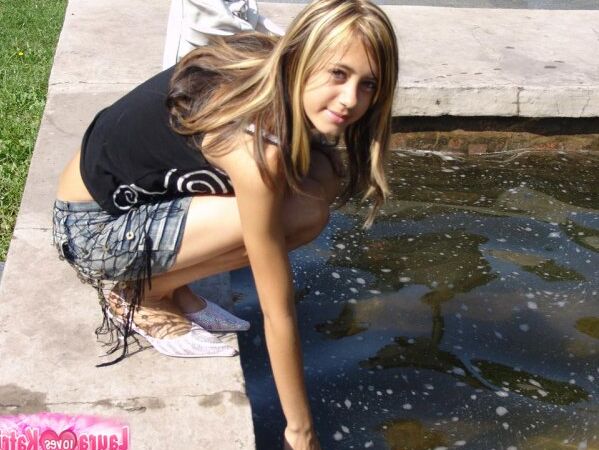 15P Rubia amateur muestra sus tetas pequeñas mientras tiene mechones