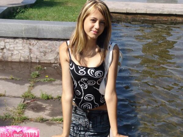 15P Rubia amateur muestra sus tetas pequeñas mientras tiene mechones
