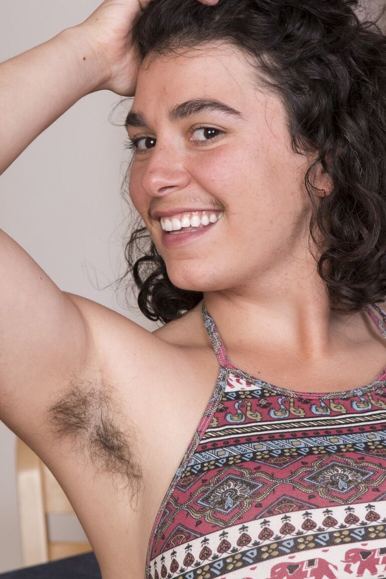 16P La morena amateur Serai hace alarde feliz de sus axilas peludas