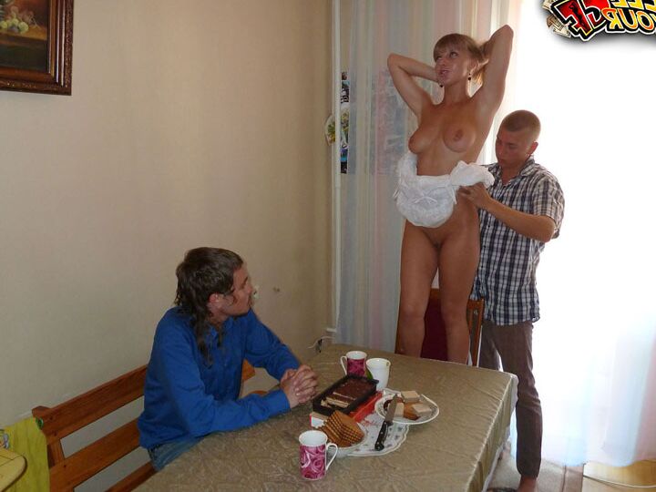 16P Une ado blonde sale baise un biy pendant que son petit ami les regarde y aller