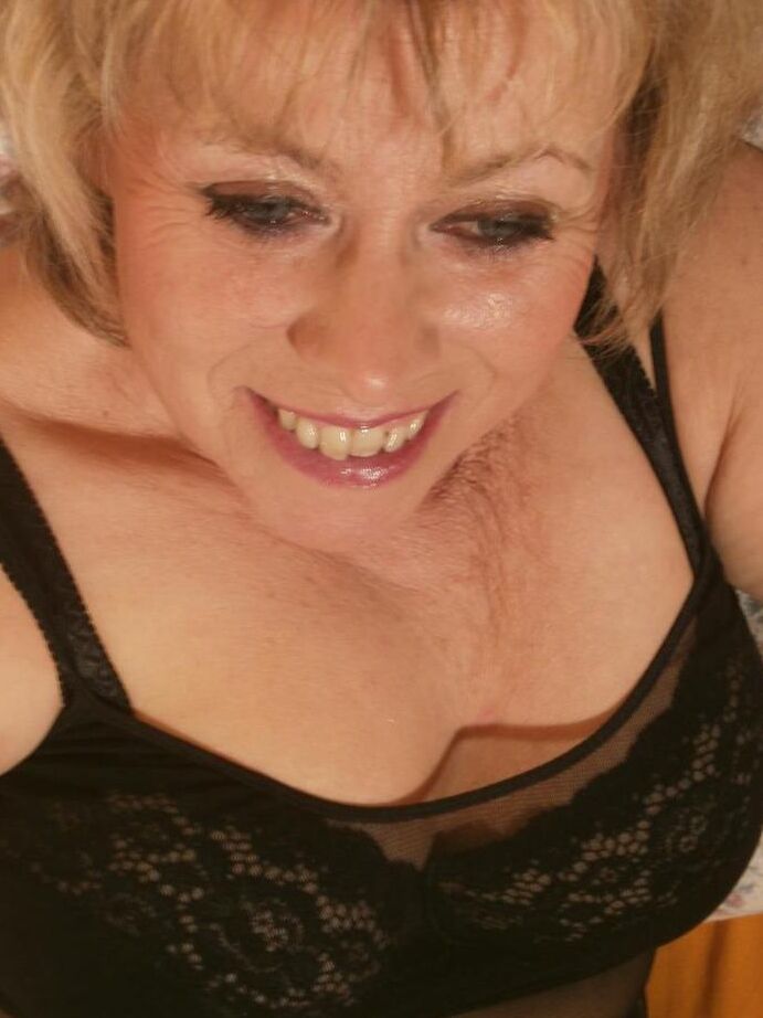 20P La rubia mayor Caro muestra su chocho peludo en lencería y medias de nailon en la cama