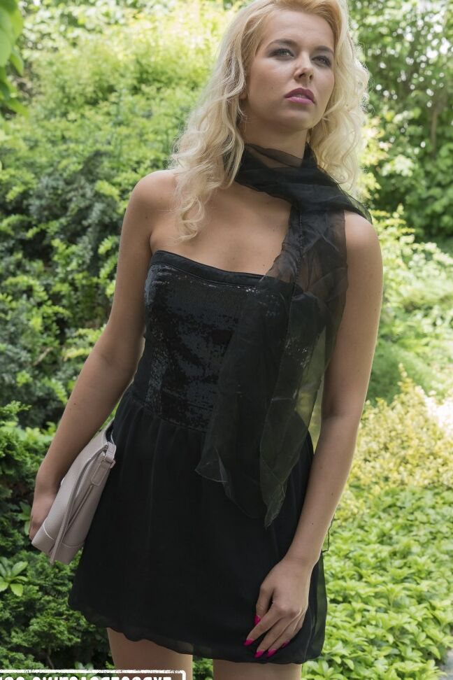 17P La blonde sexy Nikky Dream baisse sa culotte et baise lors de ses débuts dans le porno