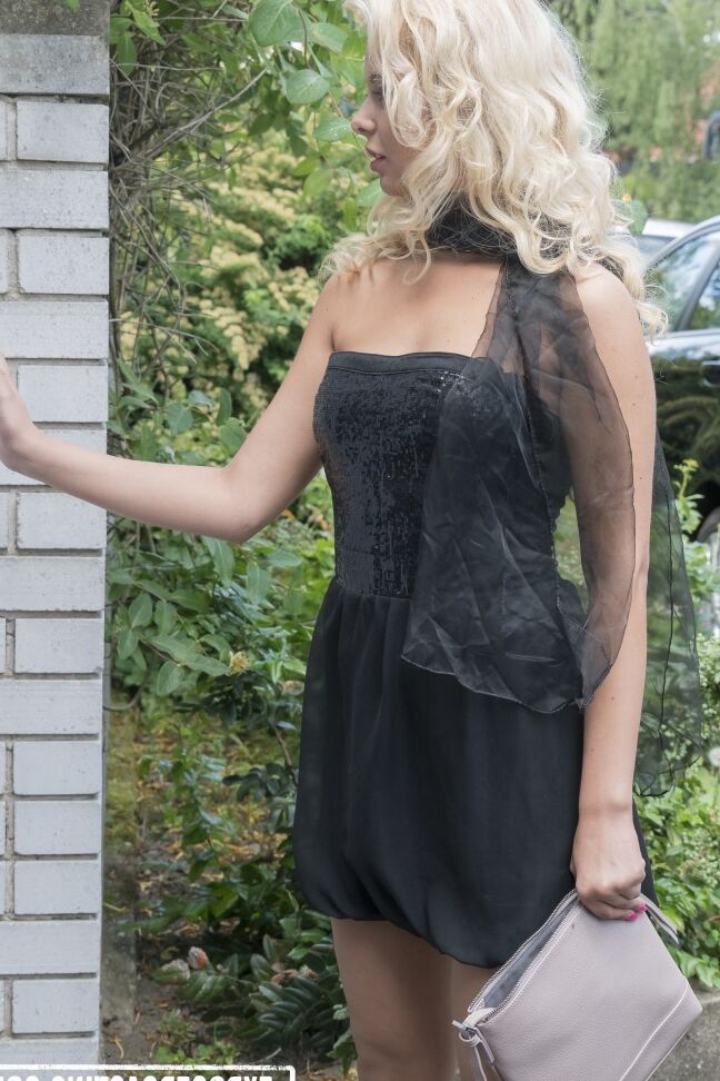 17P La blonde sexy Nikky Dream baisse sa culotte et baise lors de ses débuts dans le porno