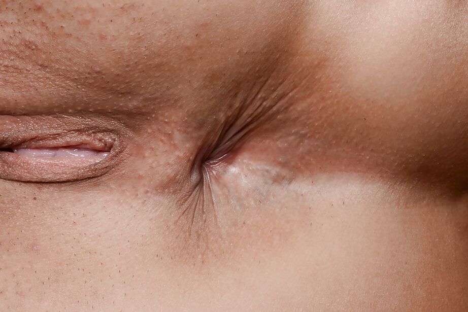 16P Babe Latina Mena nos muestra que su culo ya está listo para tener sexo