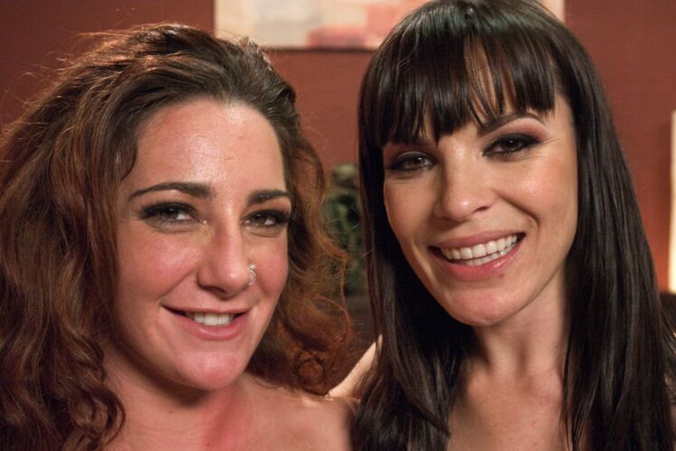 15P Dana Dearmond y su amante lesbiana sumisa juegan juegos anales sucios