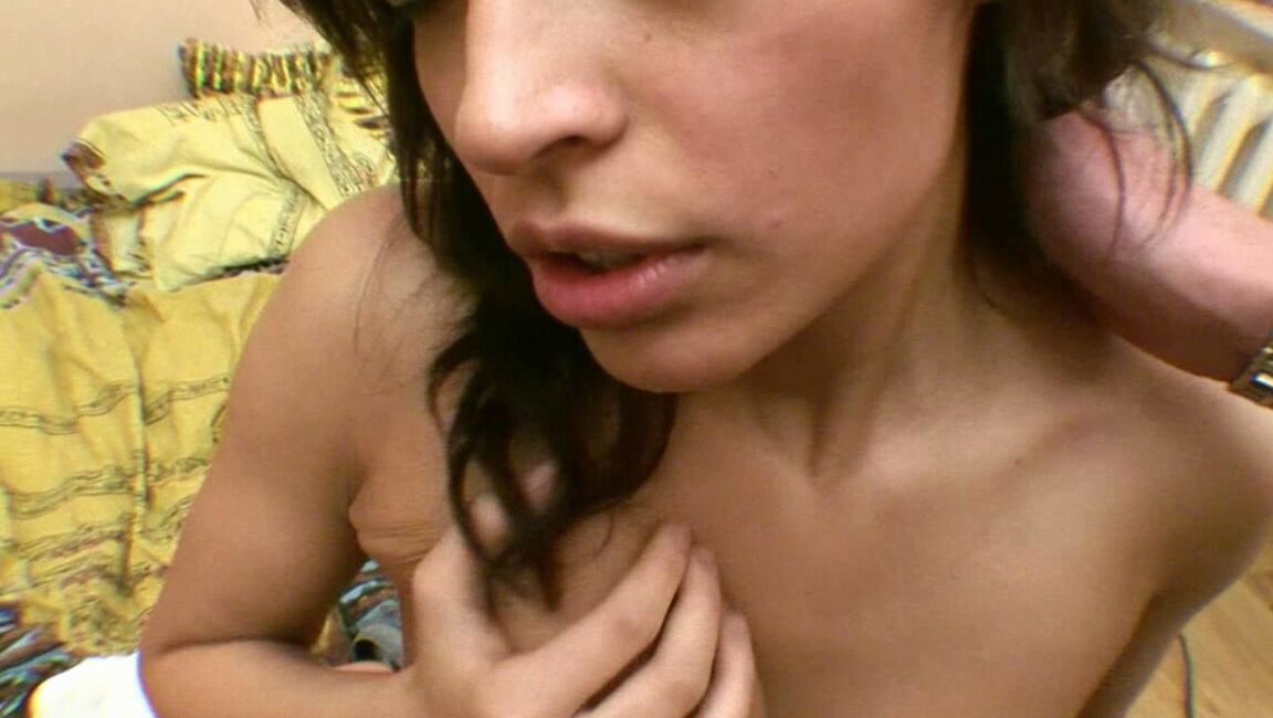 21P Sasha C, une ado aux petits seins, chevauche une bite avant de la sucer sur un lit