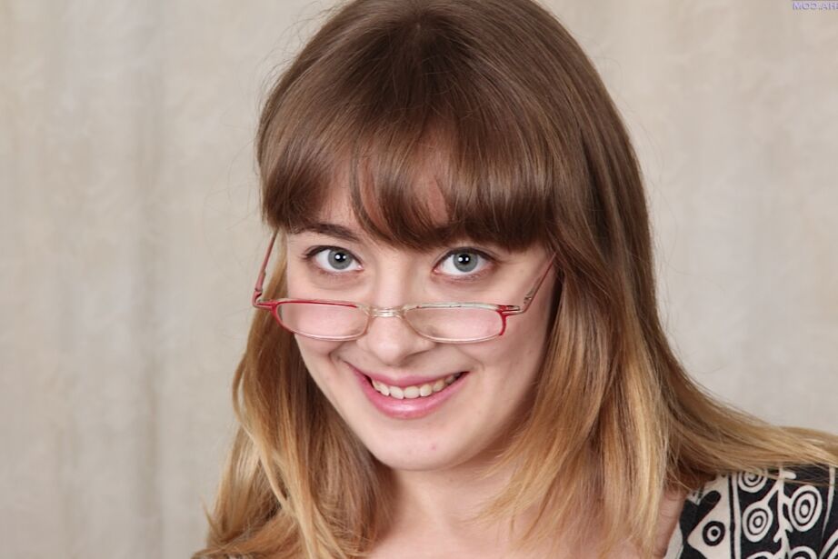 15P La linda amateur Emily Johnson abriendo los labios de su coño sobre el escritorio para un primer plano