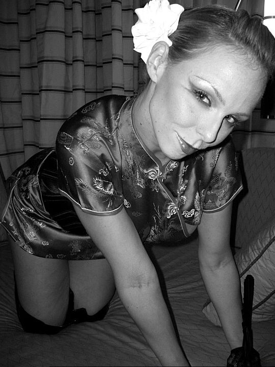 16P Une femme excitée joue avec sa chatte à Halloween