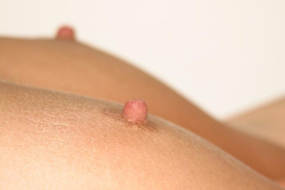 16P A garota amadora Calli ostenta mamilos eretos enquanto dedilha sua vagina raspada