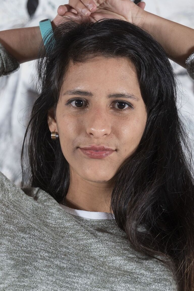 16P A adolescente amadora Pamela destaca sua buceta natural durante sua estreia nua