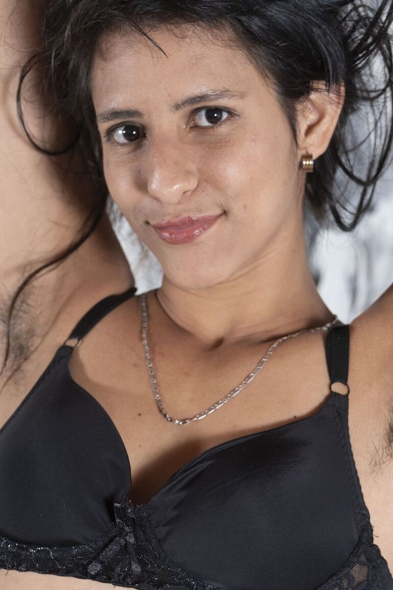 16P A adolescente amadora Pamela destaca sua buceta natural durante sua estreia nua