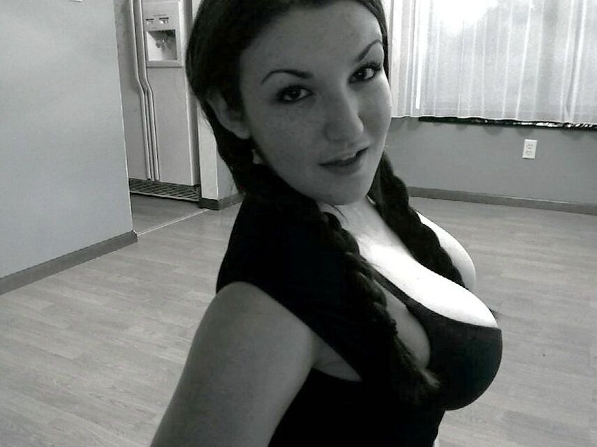 12P Kayla de seios grandes mostra seus peitos enormes e tranças