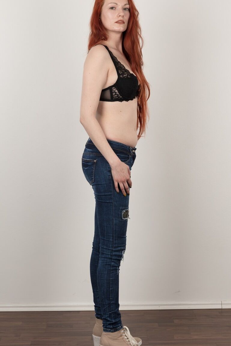 20P Chica amateur con el pelo largo y rojo toma asiento después de estar desnuda