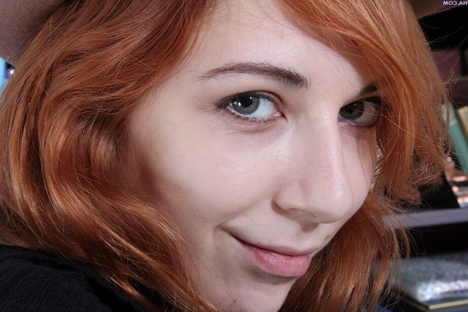 16P Bajo las faldas del coño depilado de la joven pelirroja amateur Nancy Reid