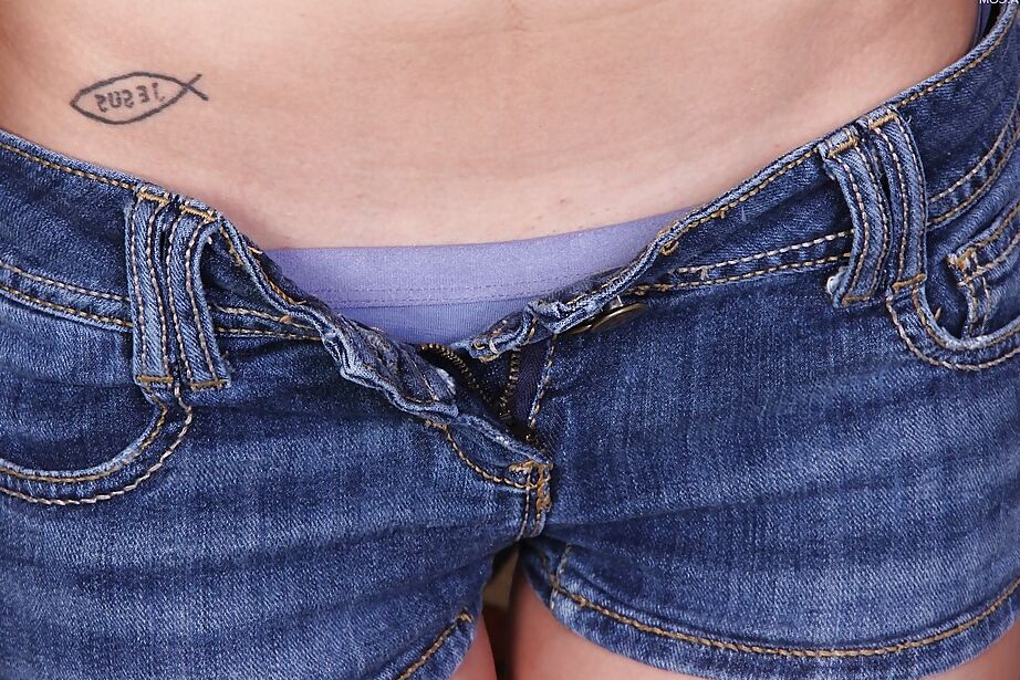 16P La joven amateur Candice Fergison se quita los pantalones cortos y las bragas para posar desnuda