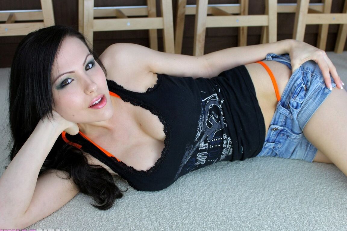 15P Nada es más sexy que Katie Banks desnudándose para dejar al descubierto su culo caliente
