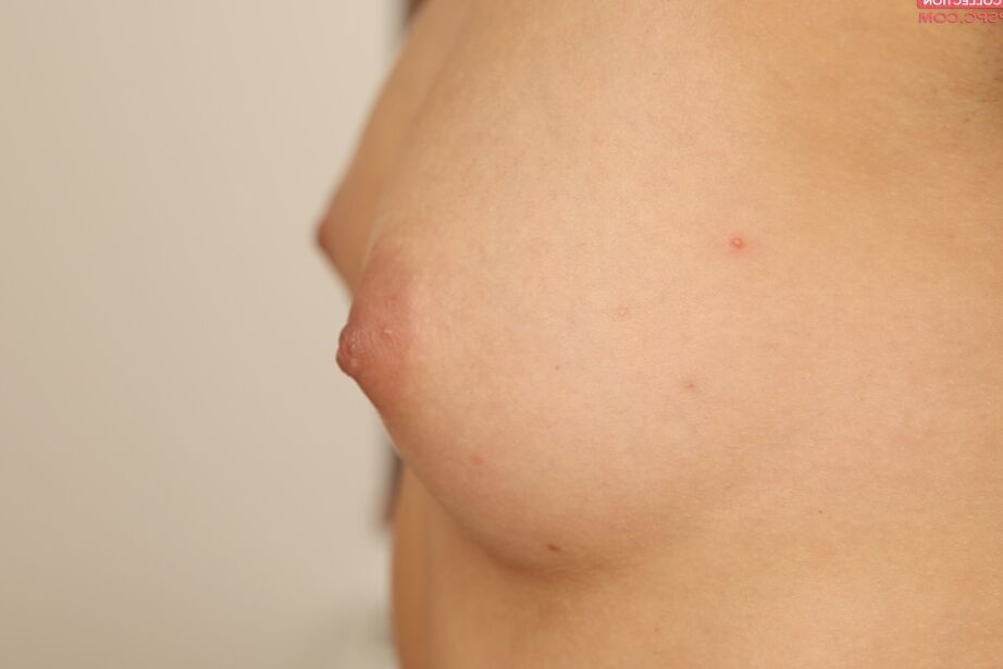 16P La jeune brune Vena déshabille sa chatte serrée et son trou du cul
