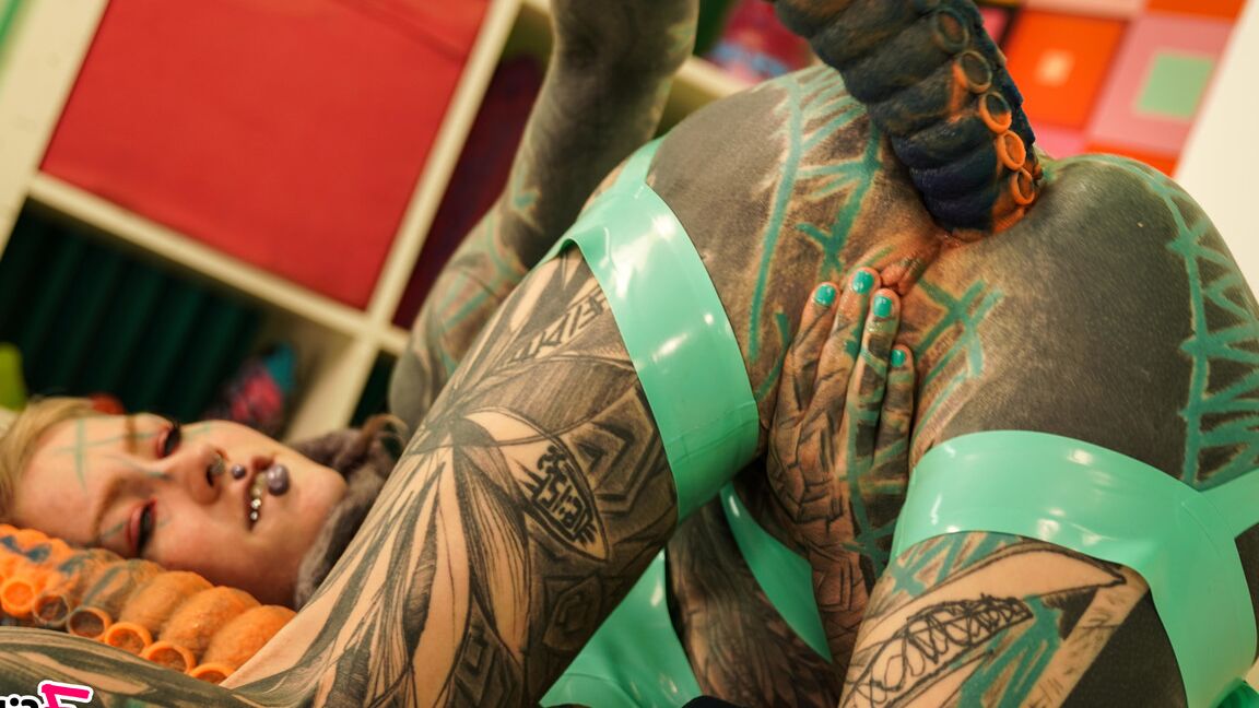16P Photoset BRINQUEDOS ENORMES INSANOS em modelos TATUAGEM brinquedos longos, abertura anal, desleixado