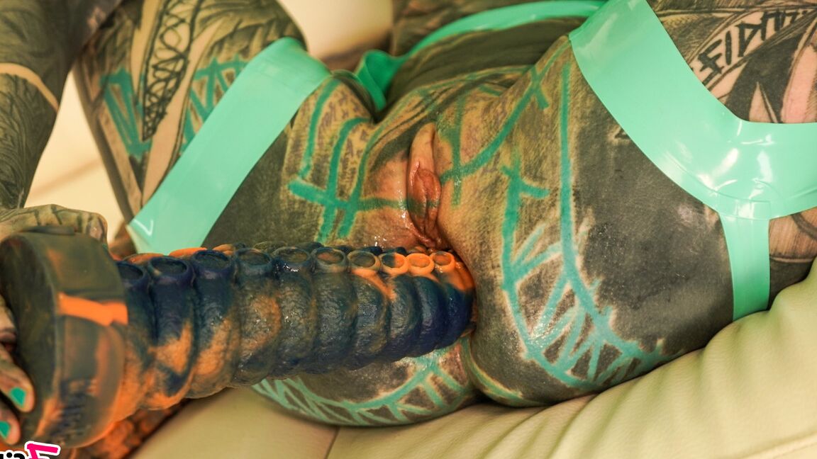 16P Photoset BRINQUEDOS ENORMES INSANOS em modelos TATUAGEM brinquedos longos, abertura anal, desleixado