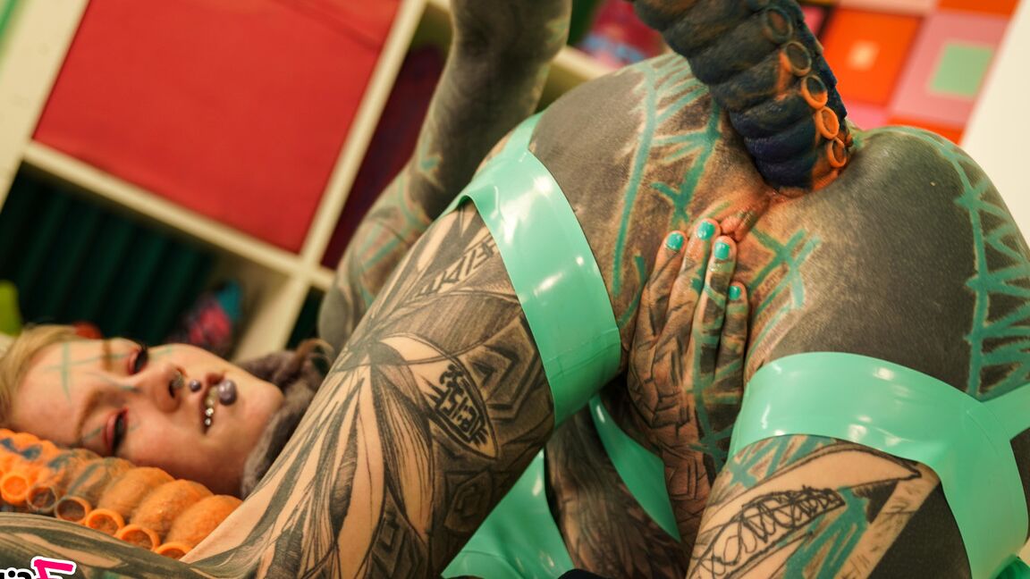 16P Photoset BRINQUEDOS ENORMES INSANOS em modelos TATUAGEM brinquedos longos, abertura anal, desleixado