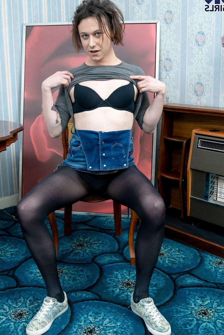 16P Royaume-Uni Tgirls Emily Rose